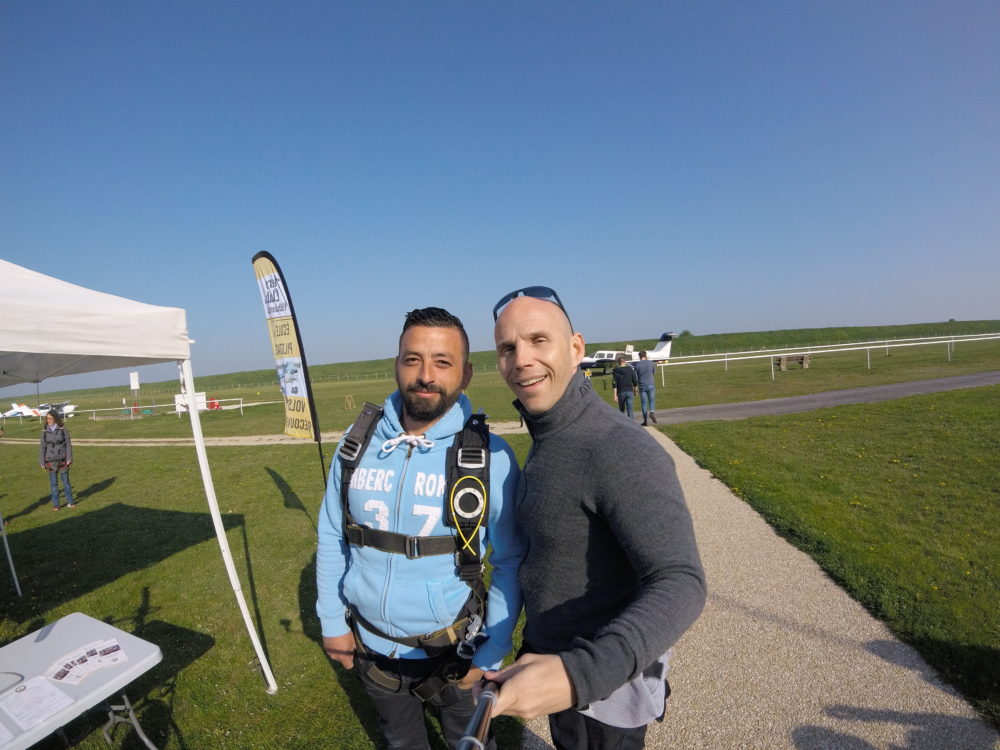 Préparation pour le saut en parachute tandem
