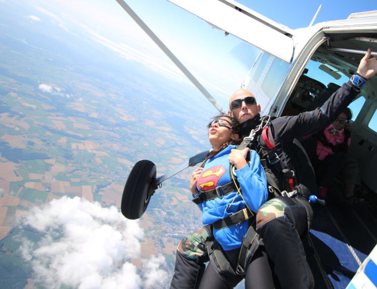 Sortie de l'avion pour le saut en parachute tandem